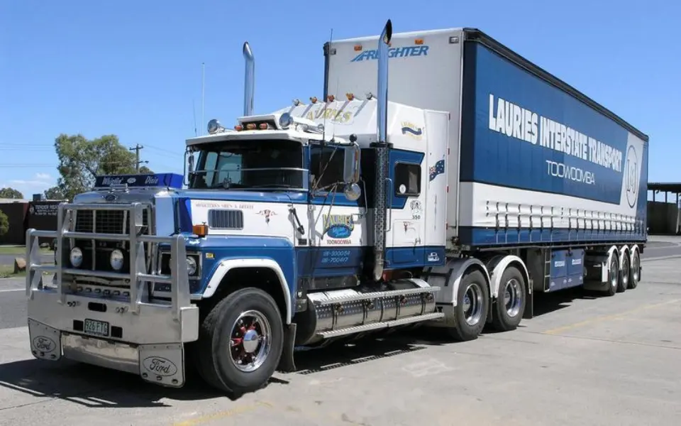 Af hverju beina innlendir vörubílar ekki útblástursrörum sínum upp?